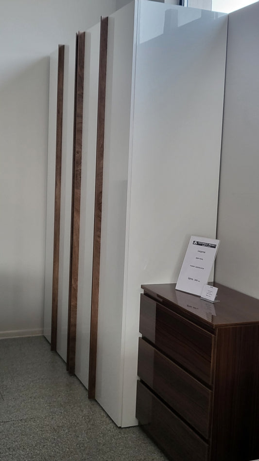 Гардероб с панти плавно затваряне от МДФ плоскости